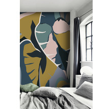 Chambre à coucher avec un revêtement mural à motifs végétaux