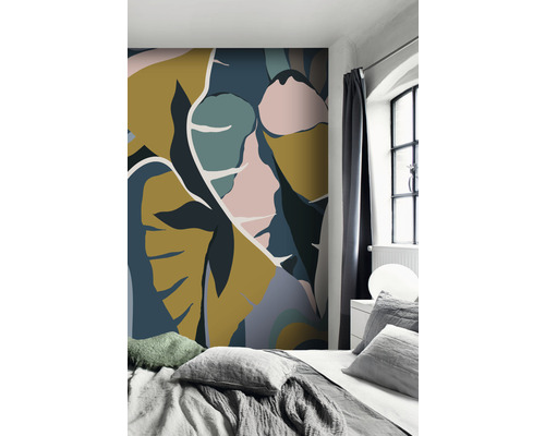 Schlafzimmer mit einer Wandtapete mit Pflanzenmotiven