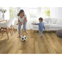 Salon lumineux avec parquet en bois, une femme et un enfant jouent au ballon