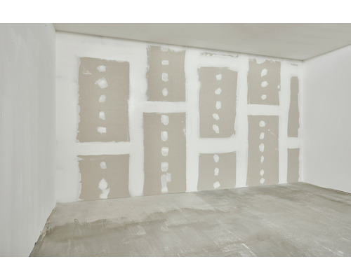 Unfertiger Raum mit Trockenbauwänden und Betonboden.