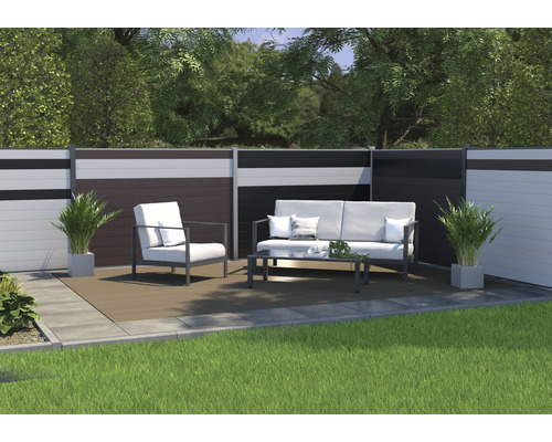 Scène de jardin avec clôture, mobilier de salon et plantations