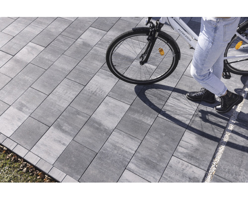 Graue Pflastersteine auf einer Terrasse mit einem Fahrrad