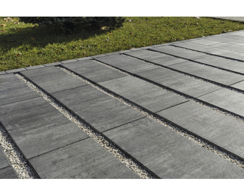Gehwegplatten mit Kiesfugen