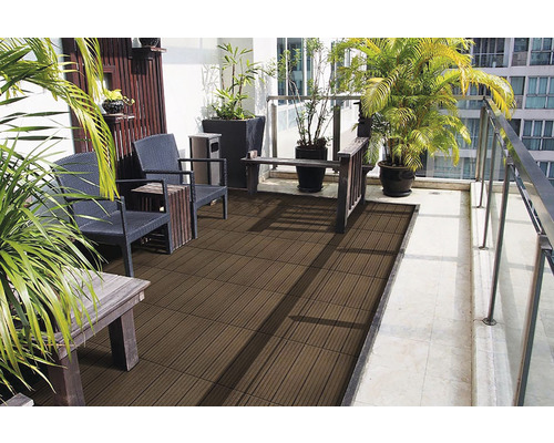 Terrasse avec des dalles de terrasse marron, des sièges et des plantes.