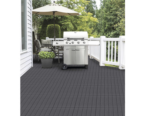 Terrasse avec barbecue, table, chaises et dalles de terrasse