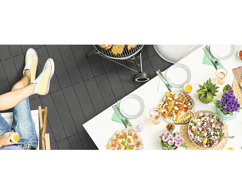 Terrasse avec barbecue, table à manger et dalles de terrasse