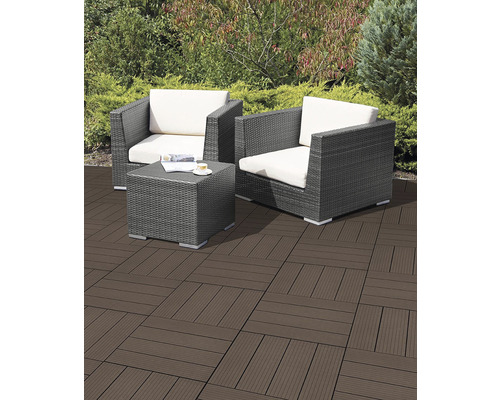 Ensemble de meubles de jardin avec deux fauteuils, une table et des plaques de sol