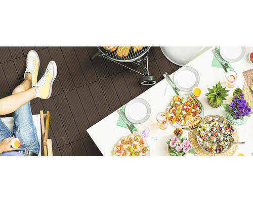 Terrasse avec barbecue, table à manger et dalles de terrasse