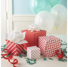 Dekorierte Geschenkboxen mit Schleifen und Luftballons für verschiedene Anlässe.