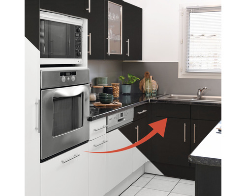 Küchenszene mit Einbaugeräten und schwarzen Unterschränken