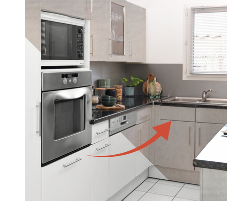 Küchenszene mit Einbaugeräten und Spüle