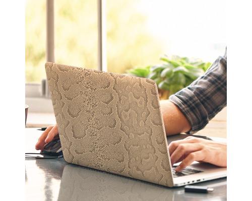 Ordinateur portable à motif peau de serpent sur un bureau