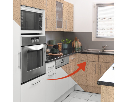 Scène de cuisine avec armoires de cuisine et appareils électroménagers.