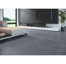 Modernes Wohnzimmer mit grauen Bodenfliesen, Couch und Fernseher