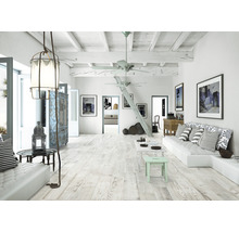 Helles Wohnzimmer mit Holzboden, Sofa, Tisch und Dekoration