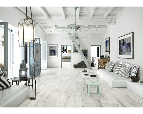 Helles Wohnzimmer mit Holzboden, Sofa, Tisch und Dekoration