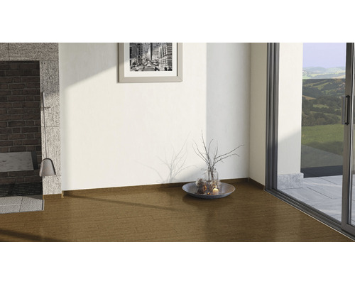 Pièce lumineuse avec parquet, décoration et tableau au mur