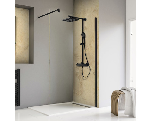 Salle de bains avec cabine de douche, robinetterie de douche et receveur de douche