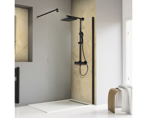 Badezimmer mit Duschkabine, Duschkopf und Duschwanne