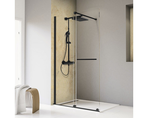 Douche à l'italienne avec porte coulissante SCHULTE TouraPlus ExpressPlus 120 cm couleur du profilé noir décor de vitre verre transparent avec verre antitache butée de porte à gauche poignée barre Cabine de douche avec cadre noir et robinetterie de douche dans une salle de bains