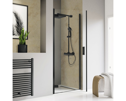 Porte de douche dans niche avec porte battante SCHULTE TouraPlus ExpressPlus 100 cm couleur du profilé noir décor de vitre verre transparent avec verre antitache butée de porte à gauche poignée barre Salle de bains avec cabine de douche, robinetterie de douche et radiateur