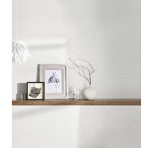 Aménagement intérieur avec papier peint structuré blanc, étagère en bois et décoration