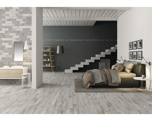 Heller Wohnraum mit Holzboden, Badezimmerbereich, Schlafbereich mit Treppe und Dekorationen