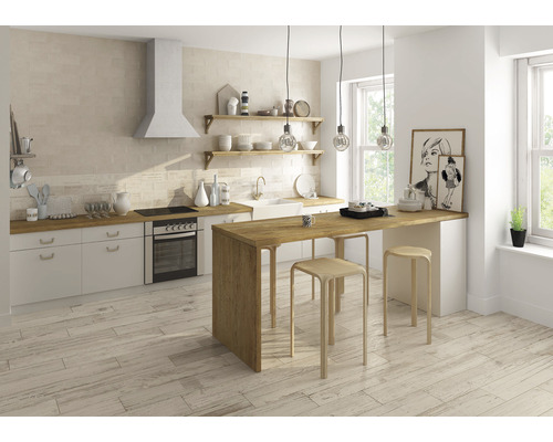 Helle Küche mit weißen Schränken, Arbeitsplatte aus Holz, Kochinsel und Holzboden