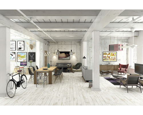 Geräumiges Wohnzimmer mit Holzbalkendecke, Holzboden und verschiedenen Möbeln