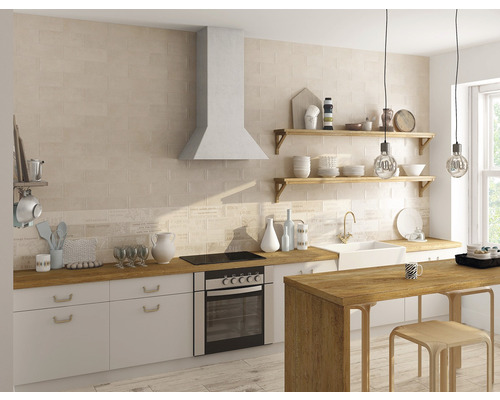 Helle Küche mit weißen Schränken, Arbeitsplatten aus Holz und Keramikfliesen