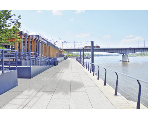 Aussenbereich mit Pflastersteinen und Brücke