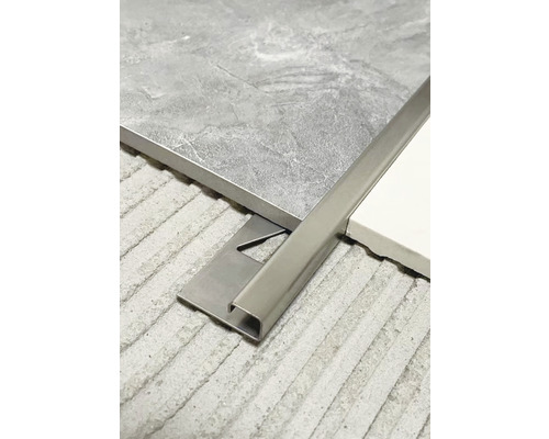 Fliesenschiene zwischen zwei Fliesen