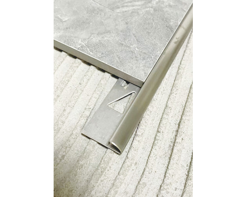 Fliesenprofil aus Metall mit Fliese