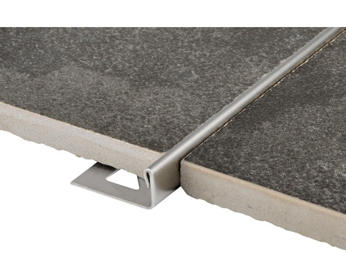 Profilé de carreaux en métal entre deux carreaux