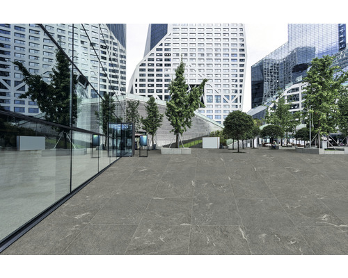 Aussenbereich mit Bodenfliesen vor modernen Bürogebäuden und Bäumen