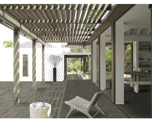 Aussenbereich mit Holzpergola, Fliesenboden und minimalistischem Design