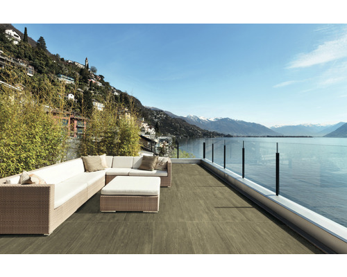 Terrasse mit Bodenfliesen und Sitzgruppe mit Seeblick