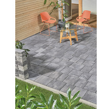 Terrasse avec pavés en béton, table de jardin et chaises