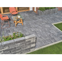 Aménagement de terrasse avec pavés, mobilier de jardin et bacs à plantes