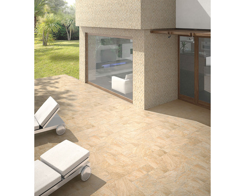 Aussenbereich mit Bodenfliesen in Steinoptik und Liegestühlen