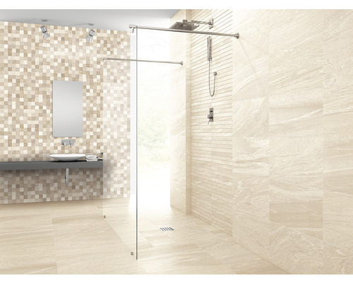 Modernes Badezimmer mit Mosaikwand, Waschbecken, Spiegel und begehbarer Dusche.