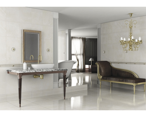 Helles Badezimmer mit Waschtisch, Spiegel, Badewanne und Liege