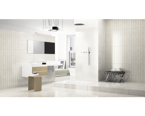 Helles Badezimmer mit Waschbecken, Dusche und Sitzgelegenheit