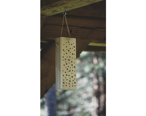 Insektenhotel aus Holz mit Aufhängung