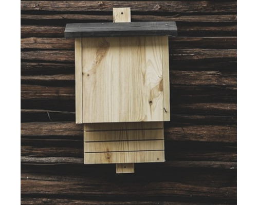 Nichoir à chauves-souris en bois sur un mur en bois