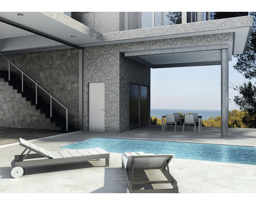 Außenansicht eines Hauses mit Pool, Terrasse, Liegestühlen und Essbereich