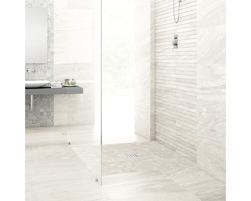 Salle de bain lumineuse avec douche, lavabo et carrelage