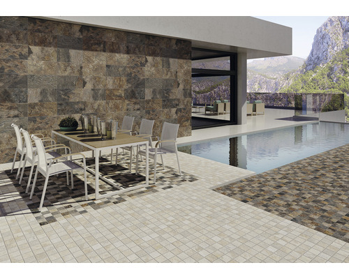 Terrasse avec carrelage mural et de sol, table et chaises