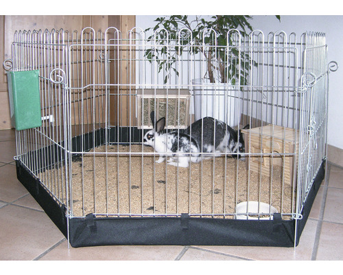 Enclos extérieur en métal avec deux lapins, râtelier à foin, mangeoire et cabane en bois