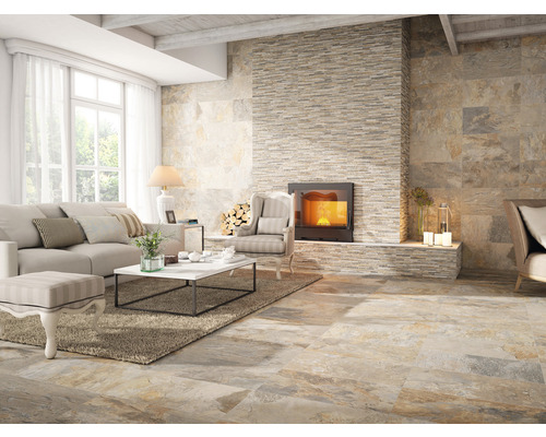 Salon avec cheminée, carrelage, canapé et fauteuil